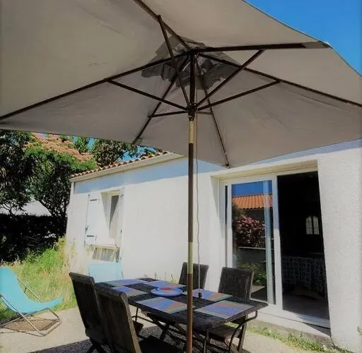 Agreable Maison Ensoleillee Avec Jardin Arbore Le Château-dʼOléron