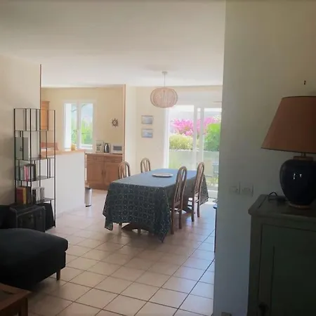 Nyaraló Agreable Maison Ensoleillee Avec Jardin Arbore Le Château-dʼOléron